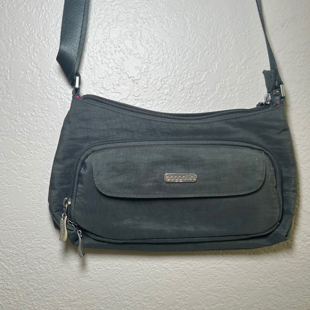 Baggallini Gray Nylon Crossbody Bag Organizer Purse Pink Interior travel casual